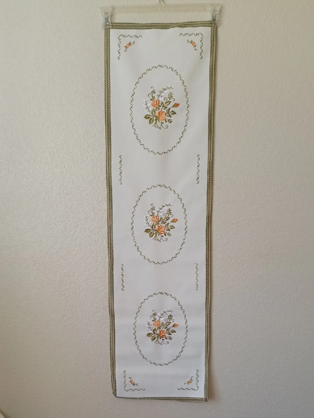 Vintage Scandinavian-style Embroidered Rose Floral Table Runner In Cream & Green